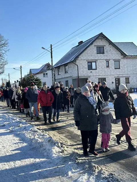 Orszak Trzech Króli ulicami Konarzyn